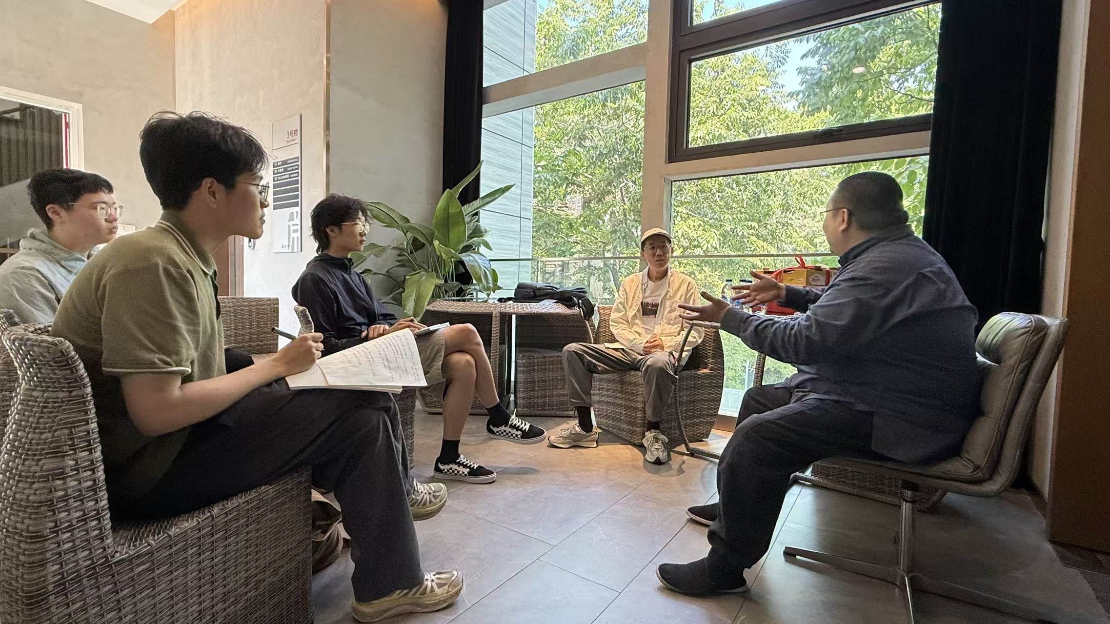 “护戏宝”制作团队对在沪戏曲专家进行访谈